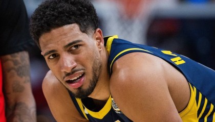 彻底回暖！过去7场哈里伯顿84助攻8失误 三分55中30